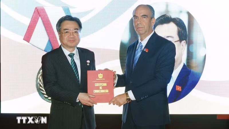 Посол Кубы во Вьетнаме Рохелио Поланко Фуэнтес вручает Орден дружбы товарищу Нгуен Тхань Нги. Фото: ВИА