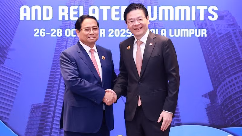 Премьер-министр Фам Минь Тьинь и Премьер-министр Сингапура Лоуренс Вонг. Фото: ВИА