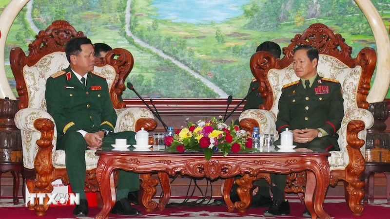 Генерал-полковник Кхамлиенг Утхакайсон (справа) принимает генерал-полковника Нгуен Чыонг Тханга. Фото: ВИА