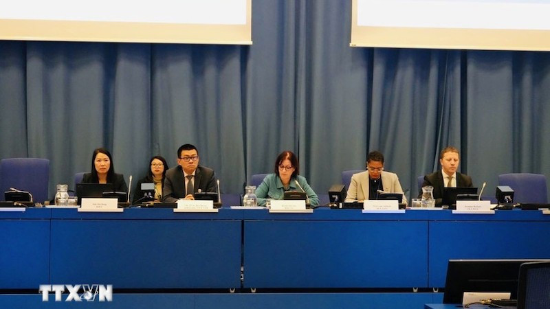 Посол Ву Ле Тхай Хоанг (2-й слева) выступает на заседании. Фото: ВИА