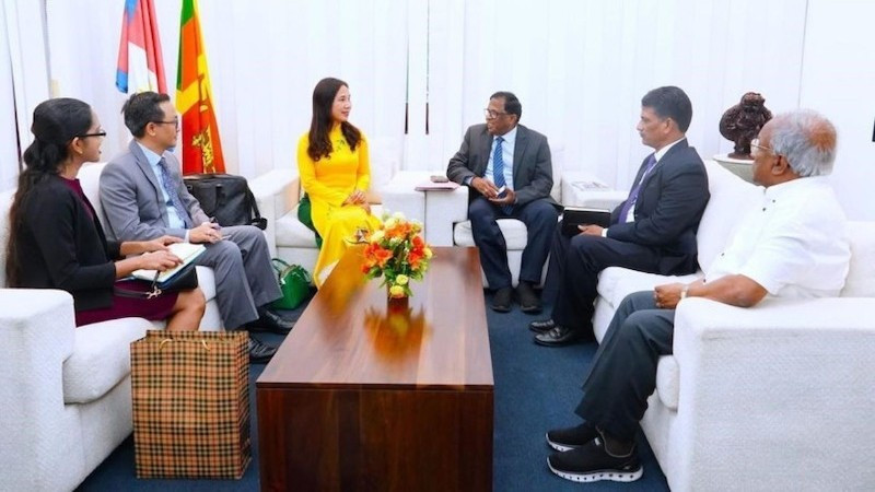 Посол Чинь Тхи Там встречается с губернатором провинции Нагалингамом Ветанаяханом. Фото: ВИА