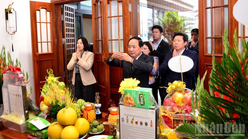 Товарищ Чинь Ван Кует воскуряет благовония в память о Генеральном секретаре ЦК КПВ Нгуен Фу Чонге.