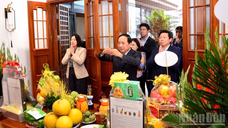 Товарищ Чинь Ван Кует воскуряет благовония в память о Генеральном секретаре ЦК КПВ Нгуен Фу Чонге.