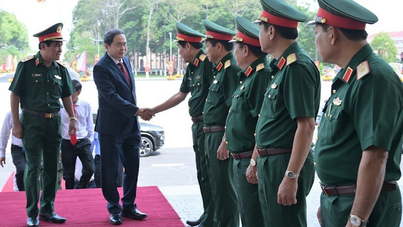 Председатель НС Чан Тхань Ман и военнослужащие 9-го военного округа.