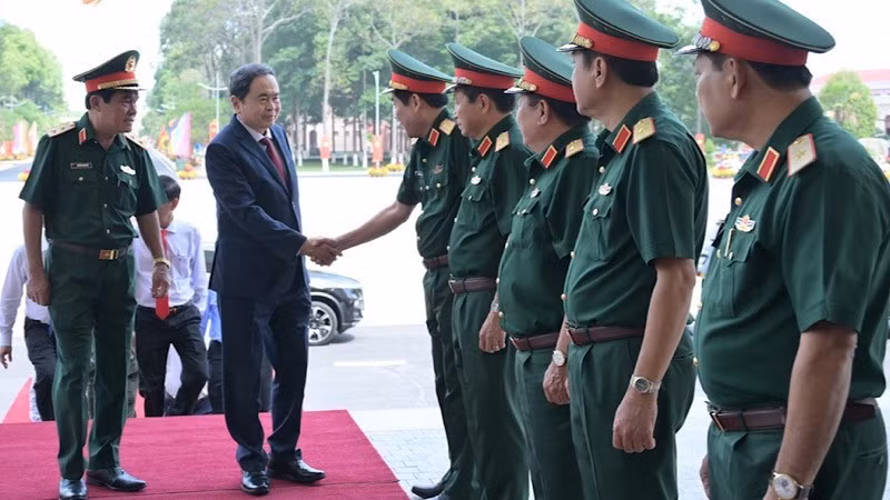 Председатель НС Чан Тхань Ман и военнослужащие 9-го военного округа.