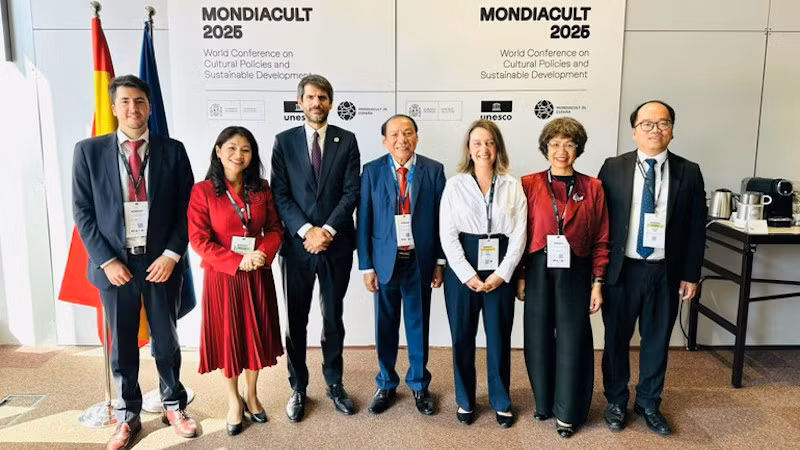 Делегация Вьетнама на всемирной конференции ЮНЕСКО по культурной политике и устойчивому развитию MONDIACULT 2025 года. 