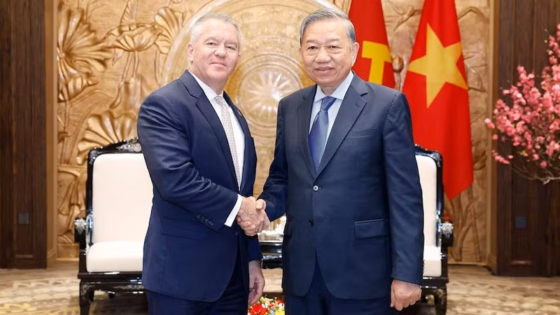 Генеральный секретарь ЦК КПВ То Лам и помощник Государственного секретаря США Майкл ДеСомбре. Фото: ВИА