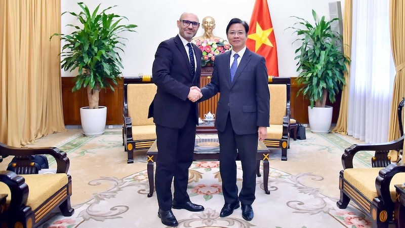 Замминистра иностранных дел Нго Ле Ван и Генеральный секретарь ППТС Мартин Чепелак. Фото: baoquocte.vn