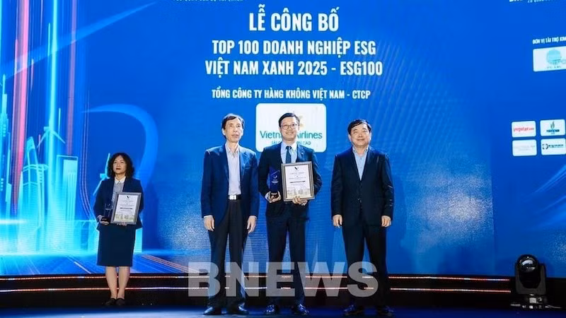 Представитель компании Vietnam Airrlines (в центре) на церемонии чествования. Фото: ВИA