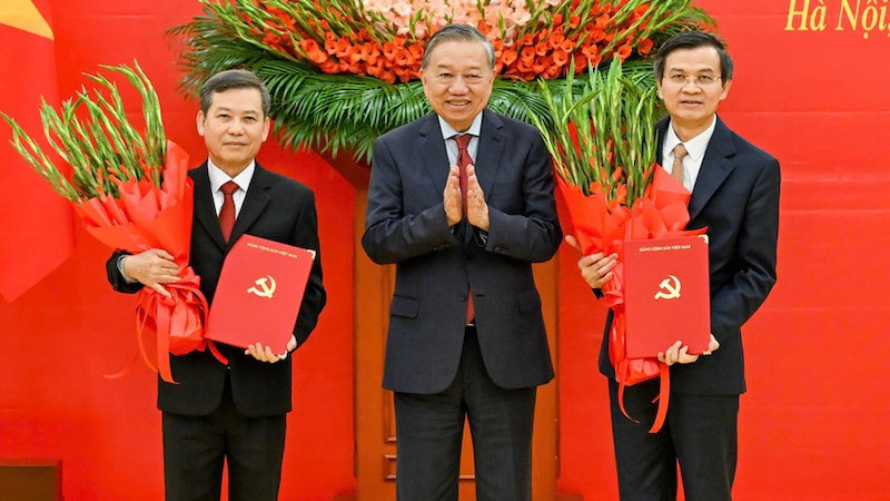 Генеральный секретарь ЦК КПВ То Лам вручает решения Политбюро товарищам Ле Минь Чи и Доан Минь Хуану. Фото: Зюи Линь