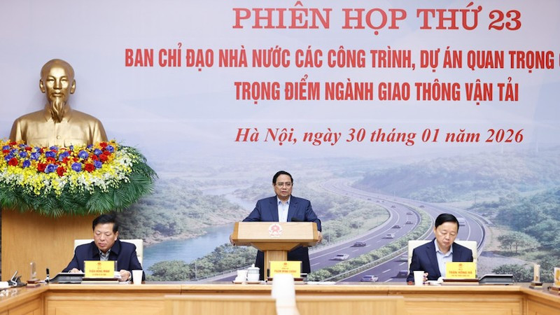 Премьер-министр Фам Минь Тьинь выступает на заседании. Фото: Чан Хай