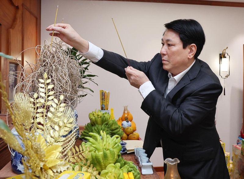 Президент Лыонг Кыонг воскуряет благовония в память о Генеральном секретаре ЦК КПВ Нгуен Фу Чонге. Фото: ВИА