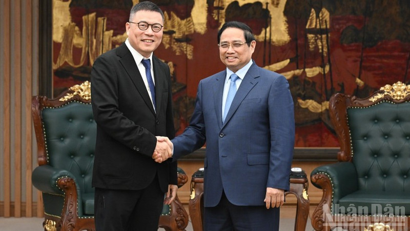 Премьер-министр Фам Минь Тьинь и председатель китайской корпорации Texhong Хун Тяньчжу. Фото: Чан Хай
