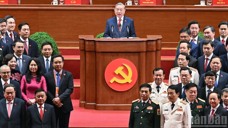 Генеральный секретарь ЦК КПВ То Лам выступает на закрытии съезда.