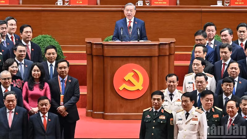 Генеральный секретарь ЦК КПВ То Лам выступает на закрытии съезда.