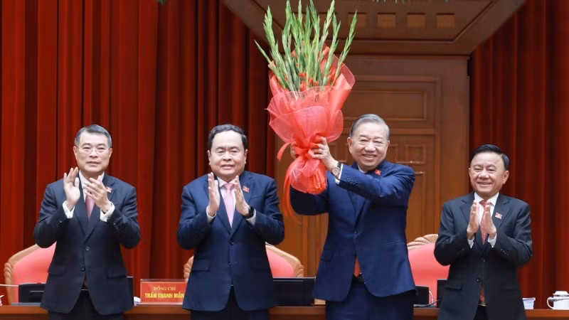 ЦК КПВ XIV созыва единогласно избрал товарища То Лама Генеральным секретарем ЦК КПВ XIV созыва. Фото: ВИА