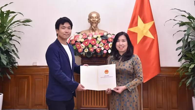 Замминистра иностранных дел Ле Тхи Тху Ханг вручает представителю телеканала NDN разрешение на на возобновление деятельности постоянного представительства NDN. Фото: baoquocte.vn