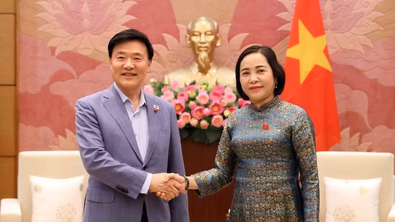 Заместитель председателя НС Нгуен Тхи Тхань и Председатель Консультативного комитета НС Республики Корея по вопросам этики Ким Хак Мин. Фото: ВИА