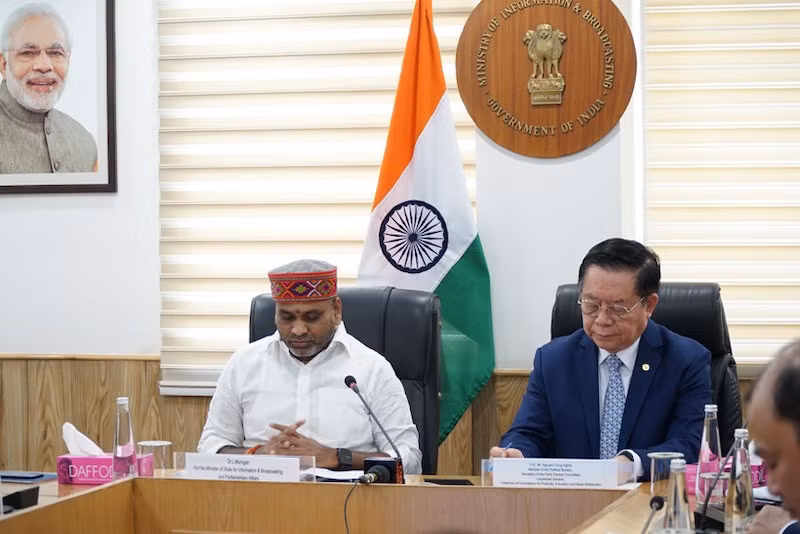 Товарищ Нгуен Чонг Нгиа на рабочей встрече с Государственным министром коммуникаций и информационных технологий Индии Л. Муруганом. Фото: МИД Вьетнама