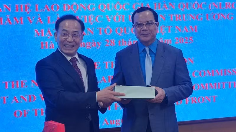 Председатель Конфедерации труда Вьетнама Нгуен Динь Кханг и Председатель Национальной комиссии по трудовым отношениям Республики Корея Ким Тхэ Ги. Фото: ВИА