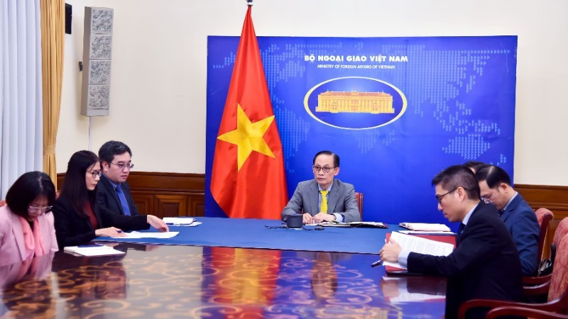 Министр Ле Хоай Чунг во время телефонного разговора. Фото: baoquocte.vn