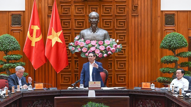 Премьер-министр Фам Минь Тьинь выступает на заседании. Фото: Чан Хай