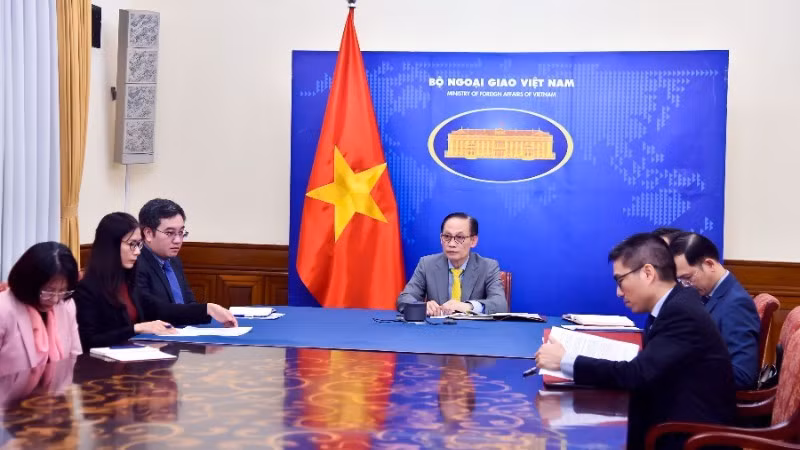 Министр Ле Хоай Чунг во время телефонного разговора. Фото: baoquocte.vn