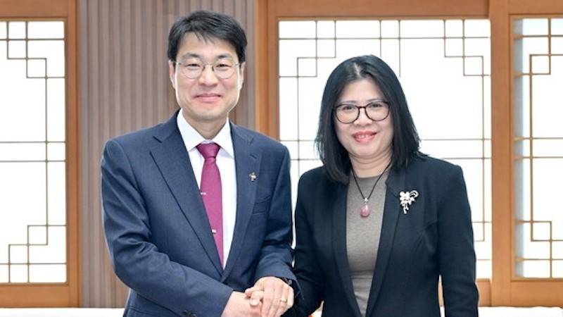 Генеральный консул Доан Фыонг Лан и исполняющий обязанности мэра Ким Чон Ки. Фото: baoquocte.vn