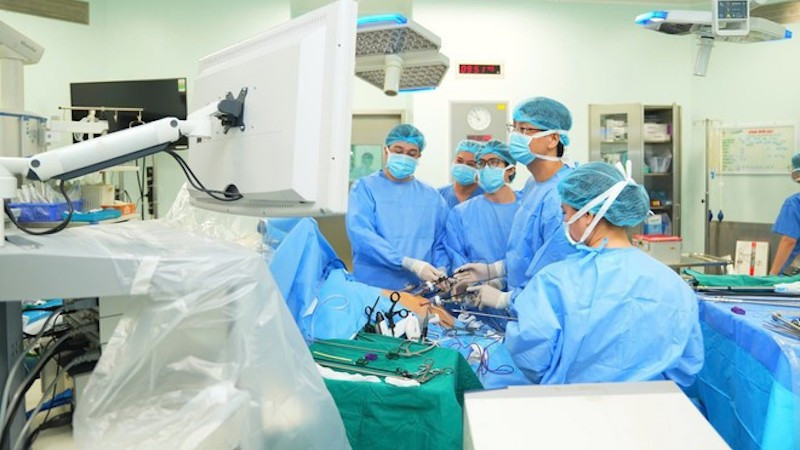 Врачи выполняют трансплантацию печени пациенту. Фото: ВИА