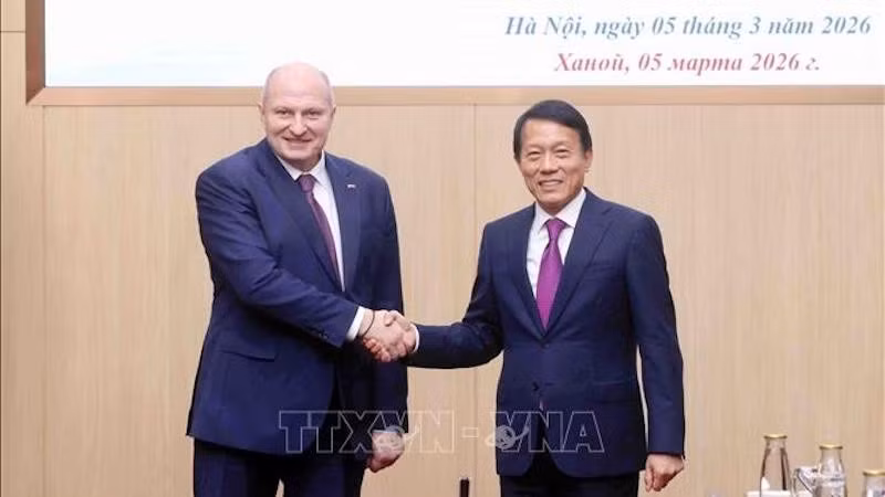 Министр Лыонг Там Куанг и глава МЧС Александр Куренков. Фото: ВИА