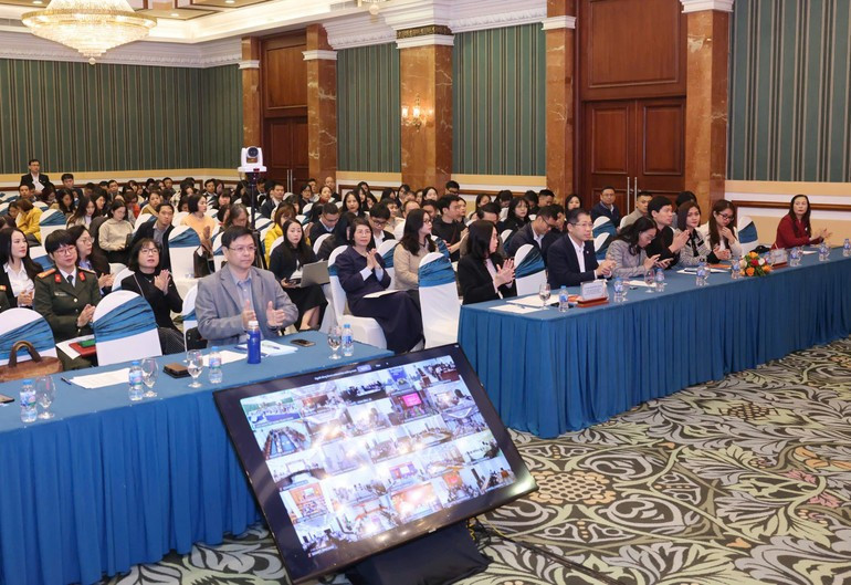 Делегаты на коференции в Ханое