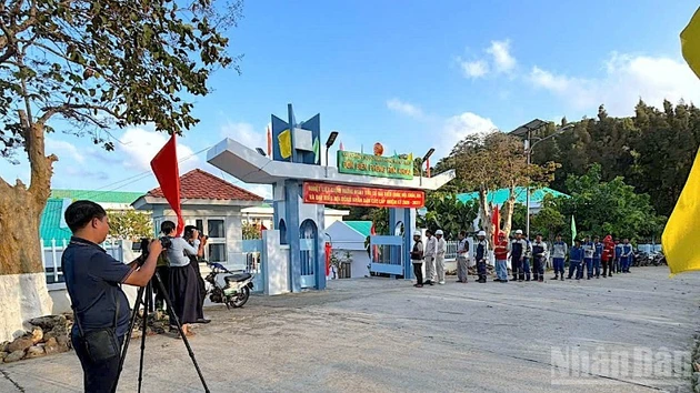 Избиратели участвуют в голосовании в первой половине дня 13 марта на острове Хонкхоай, относящемся к общине Датмуй провинции Камау.