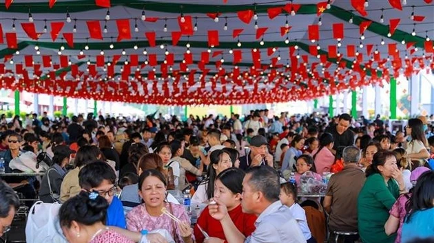 Гастрономическое пространство «Осенние деликатесы» привлекает множество посетителей, пришедших насладиться разнообразием вьетнамской кухни. (Фото: ВИА)