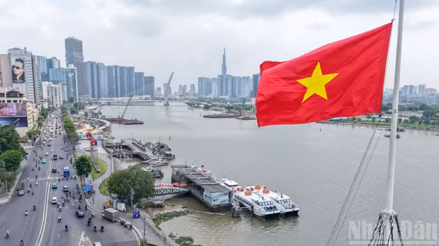 [Фото] Город Хошимин «утопает в море флагов» по случаю праздничных дней