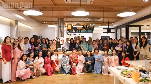 Программа «Знакомство с вьетнамской кухней» привлекла большое число иностранных гостей и вьетнамских соотечественников в Бангкоке. (Фото: Минь Тханг)