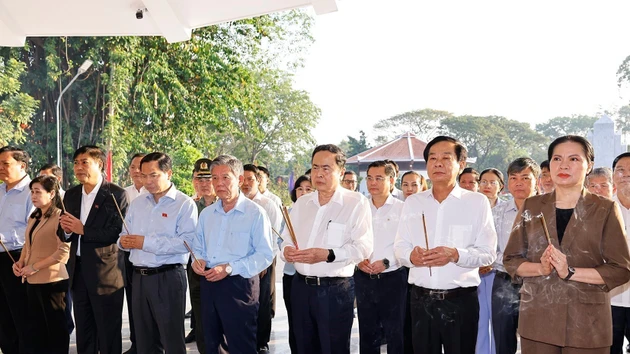 [Фото] Председатель НС воскурил благовония в память о Нгуен Шинь Шаке в провинции Донгтхап