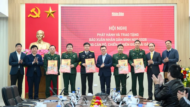 [Фото] Вручение весенних номеров газеты «Нянзан» военнослужащим, несущим службу на границе и на островах