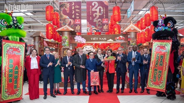 «Неделя вьетнамских товаров» – это регулярное мероприятие, проводимое во французских супермаркетах, которое способствует укреплению доверия местных дистрибьюторов, а также подтверждает возможности поставок и деловую репутацию вьетнамских предприятий. (Фото: Минь Зюи)