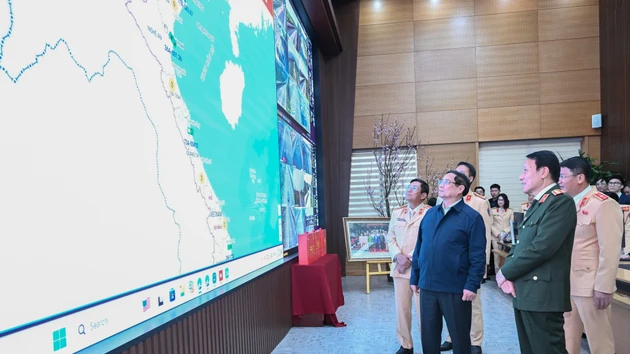 [Фото] Премьер-министр Фам Минь Тьинь проверил работу по обеспечению общественного порядка, безопасности и правопорядка