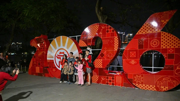 Мгновения, когда жители столицы встречают Весну Бинь Нго 2026 года