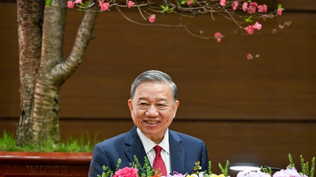 [Фото] Генеральный секретарь ЦК КПВ То Лам посетил и поздравил с Тэтом парторганизацию, органы власти и жителей столицы