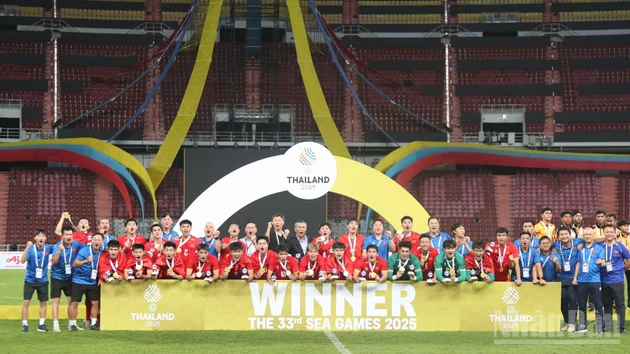 Момент вручения золотых медалей мужского футбольного турнира SEA Games 33 сборной U22 Вьетнама.