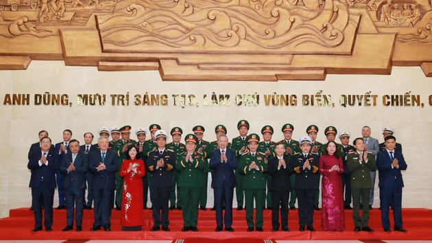 [Фото] Генеральный секретарь ЦК КПВ вручил Военно-морским силам звание Героя народных вооруженных сил