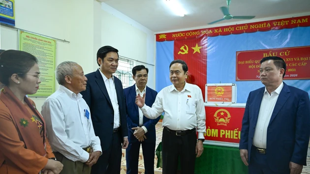 [Фото] Председатель НС Чан Тхань Ман проверил ход подготовки к выборам в провинции Нгеан