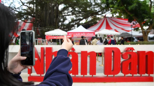 [Фото] Жители с энтузиазмом получают билеты на программу «Концерт света»