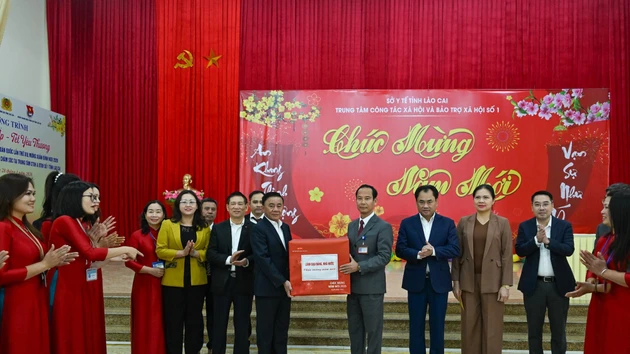 [Фото] Товарищ Чан Кам Ту вручил подарки семьям льготных категорий и трудящимся в провинции Лаокай