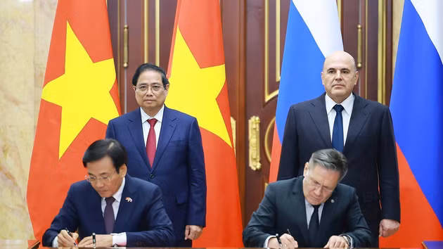 [Фото] Церемония подписания соглашения о сотрудничестве в строительстве атомной электростанции между Вьетнамом и Россией