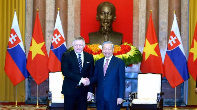 [Фото] Генеральный секретарь ЦК КПВ, Президент То Лам принял Премьер-министра Словакии Роберта Фицо