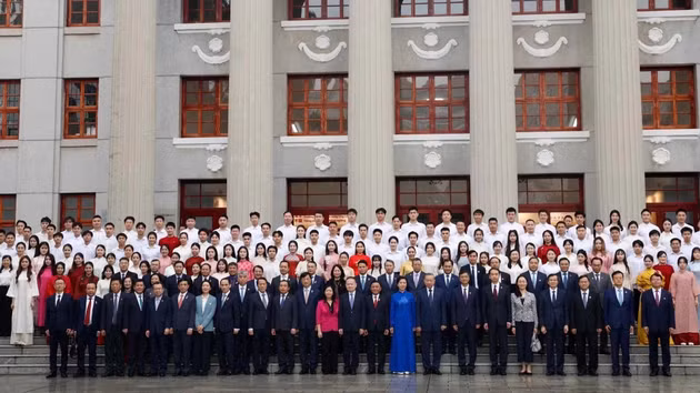 [Фото] Генеральный секретарь ЦК КПВ, Президент То Лам и его супруга посетили исторический комплекс – Центральное учебное заведение (Китай)