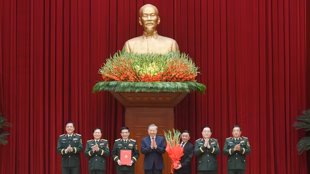 [Фото] Генеральный секретарь ЦК КПВ, Президент То Лам вручил решения Политбюро по кадровой работе в отношении 4 парткомов, подчиненных Центральному комитету